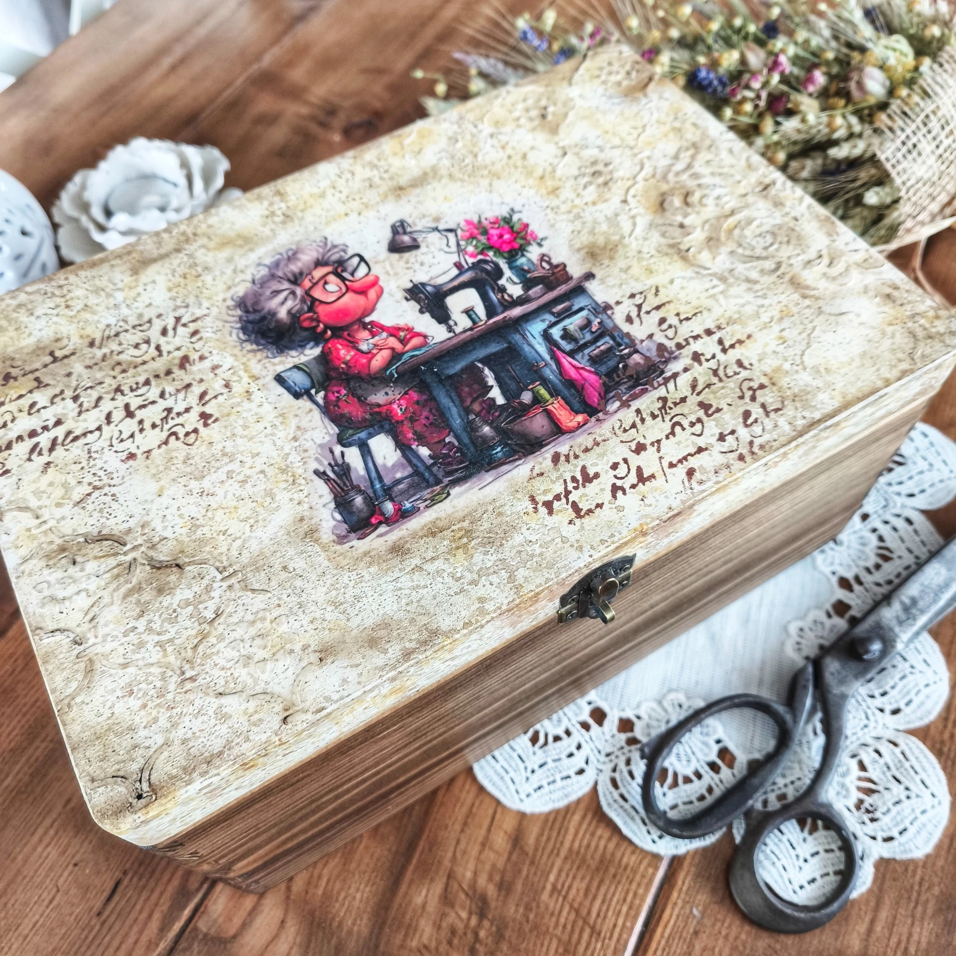 Dřevěná vintage truhlička s babičkou u šití