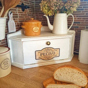 Dřevěný vintage rohový chlebník se štítkem bílý