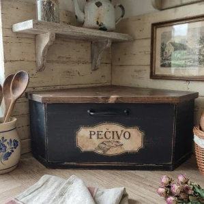 Dřevěný rohový chlebník – černý s vintage patinou