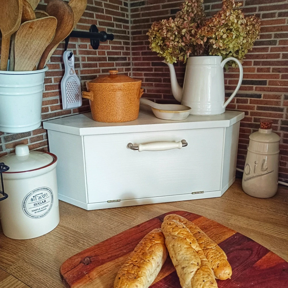 Elegantní dřevěný rohový chlebník
