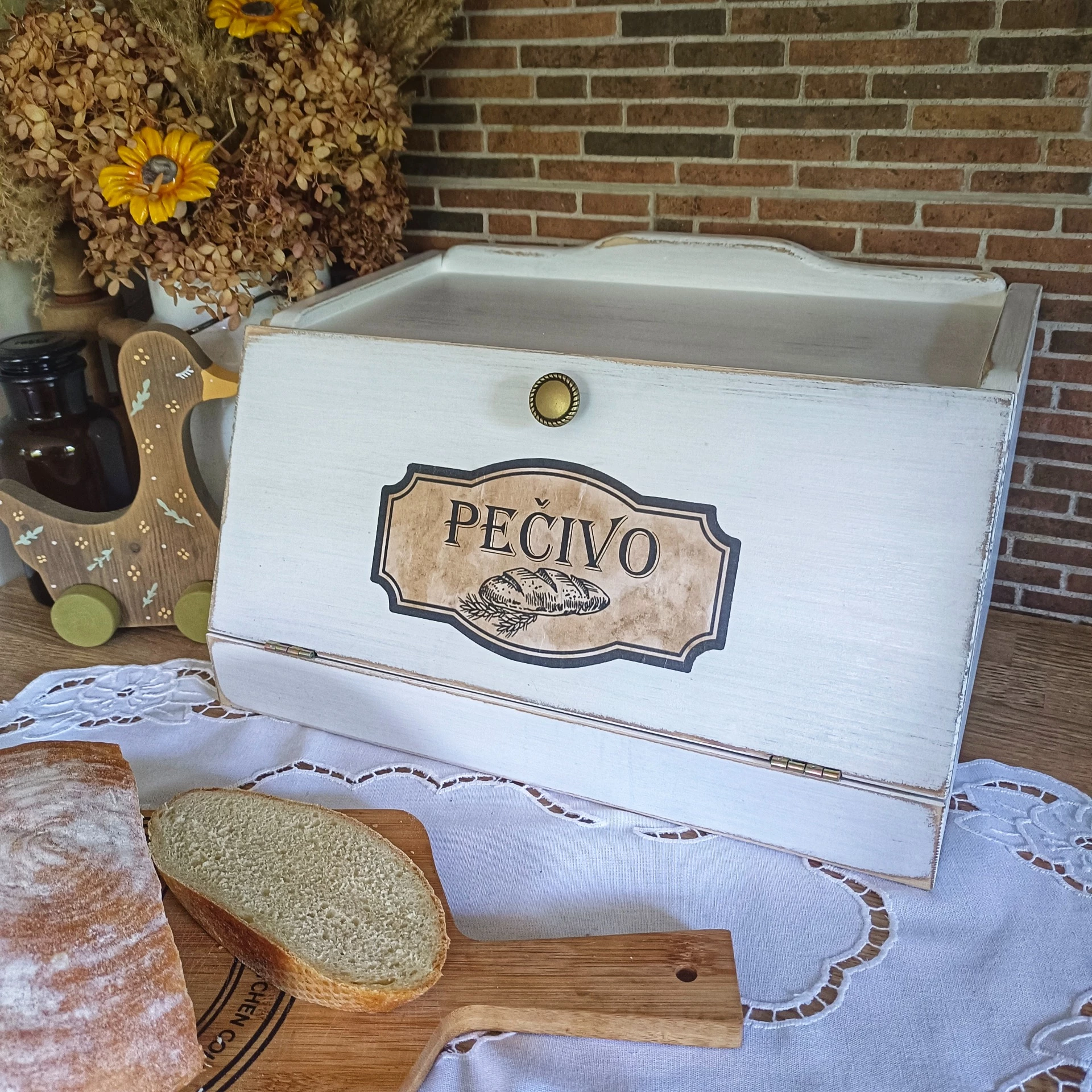Dřevěný chlebník vintage bílý