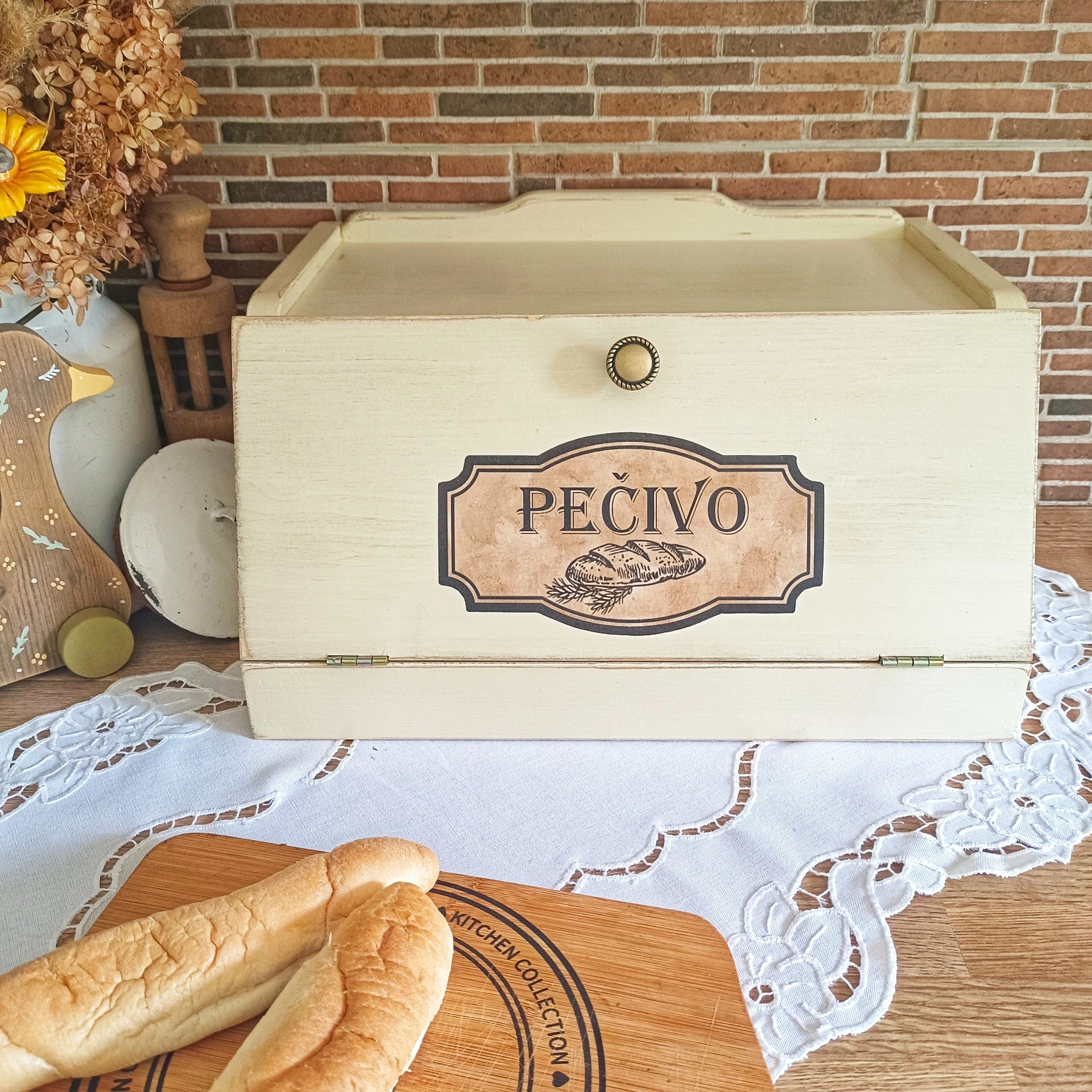 Dřevěný chlebník s nápisem slonová kost