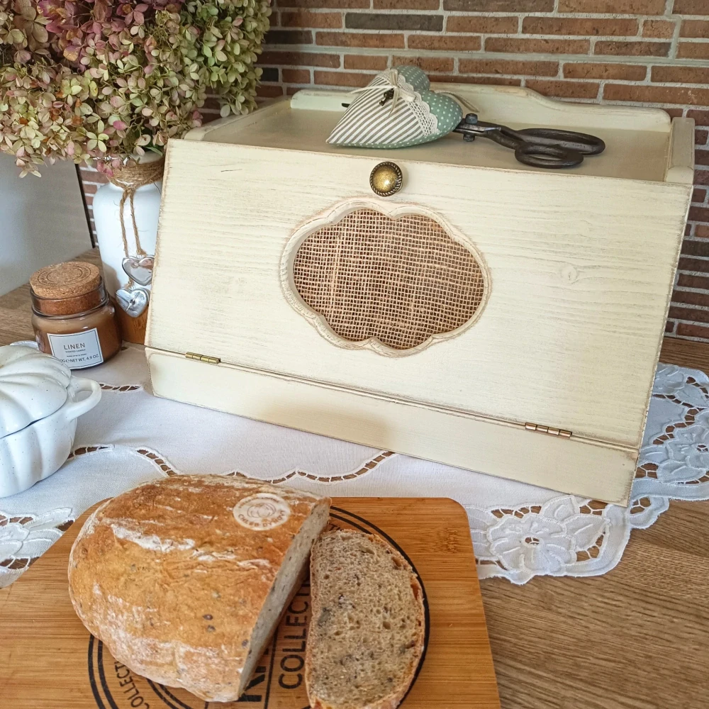 Dřevěný vintage chlebník s větráním slonová kost