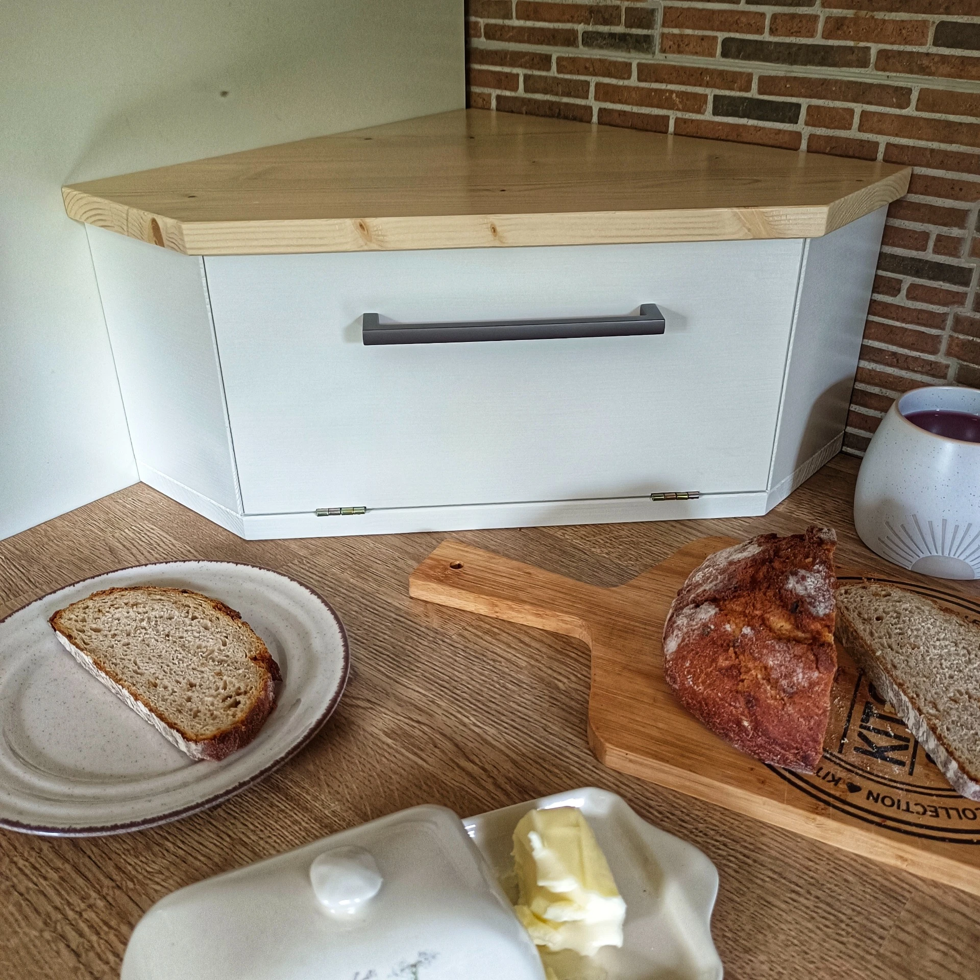 Dřevěný rohový chlebník moderní design