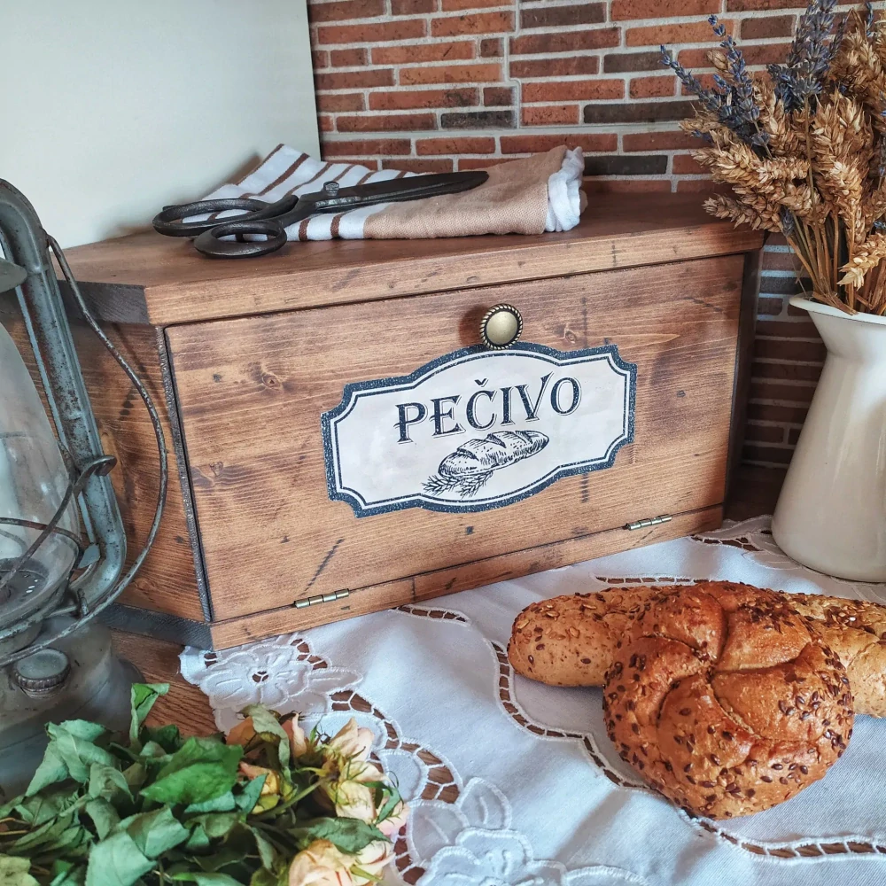 Dřevěný rustikální rohový chlebník s nápisem