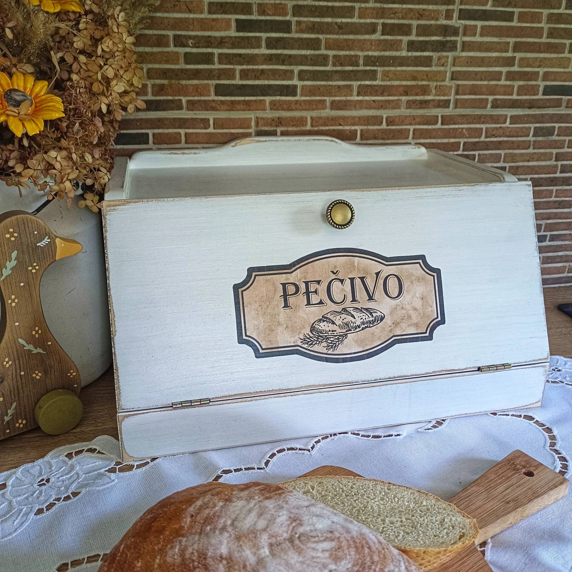Dřevěný chlebník vintage bílý