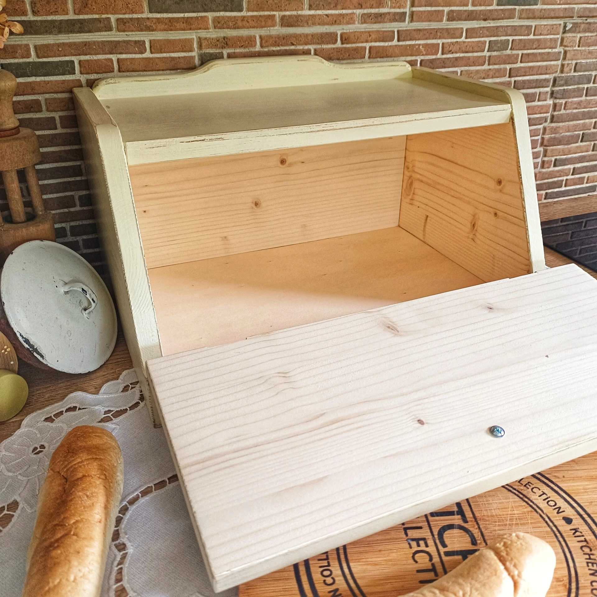 Dřevěný chlebník s nápisem slonová kost