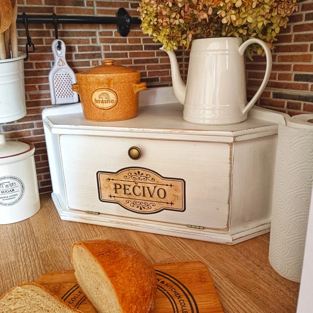 Dřevěný vintage rohový chlebník se štítkem bílý