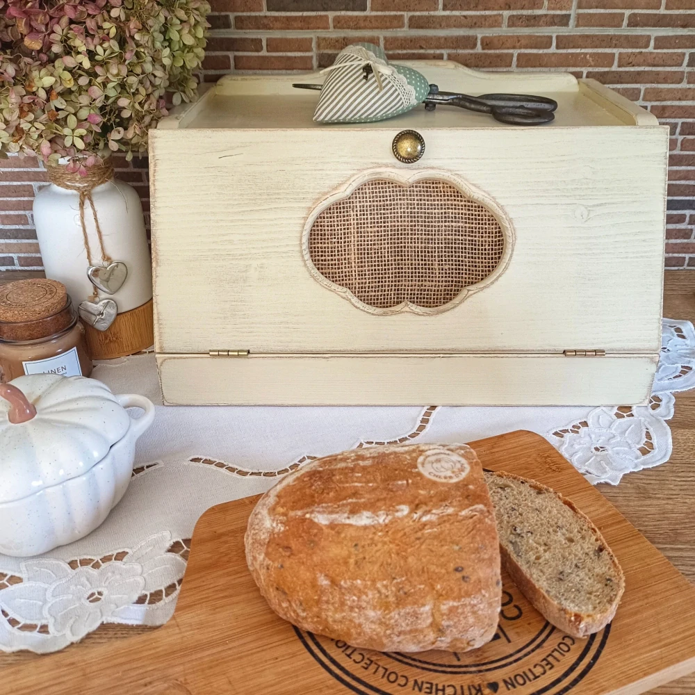 Dřevěný vintage chlebník s větráním slonová kost