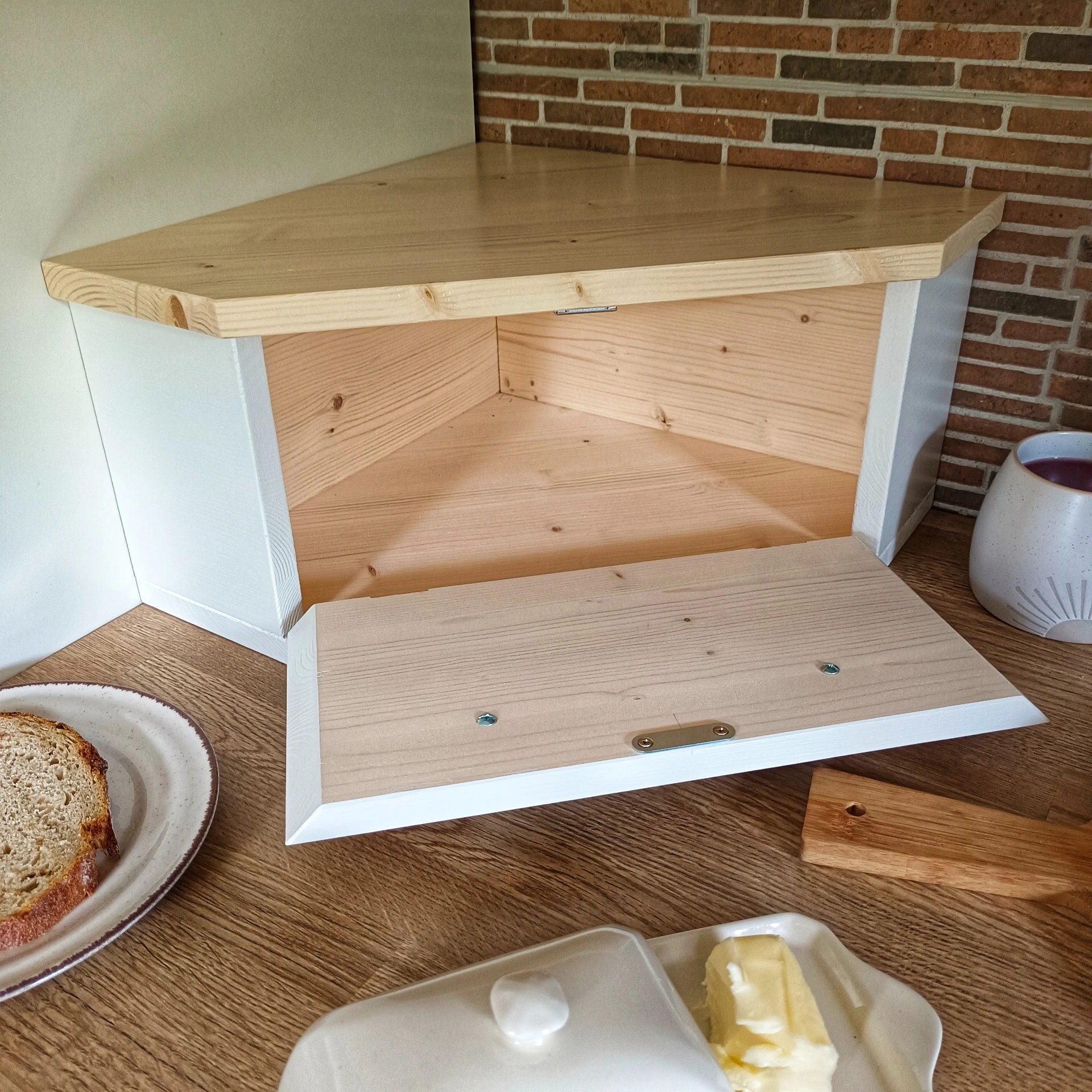 Dřevěný rohový chlebník moderní design