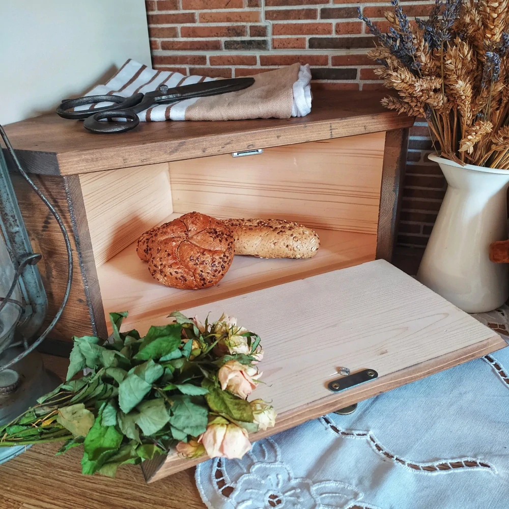 Dřevěný rustikální rohový chlebník s nápisem